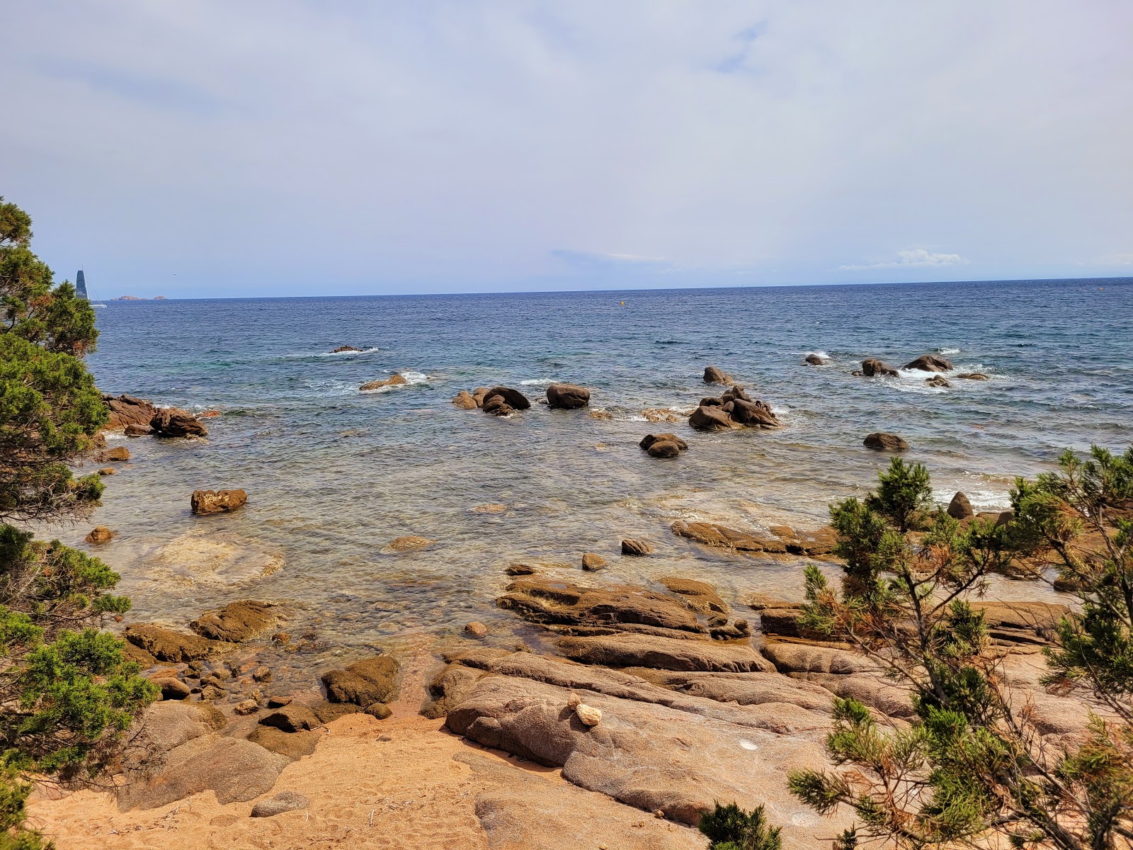 Foto von Tamaricciu Strand von Klippen umgeben