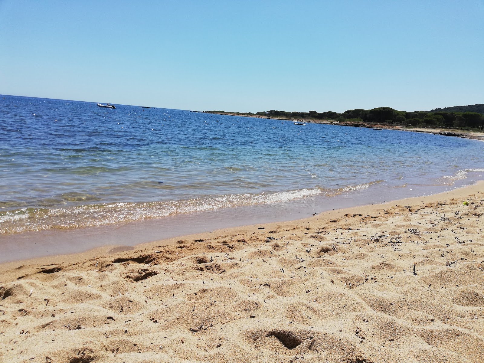 Foto di Baia Sant'Anna con parzialmente pulito livello di pulizia