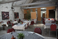 Atmosphère du Restaurant LE RELAIS Hôtel à Saint-Quentin-les-Anges - n°1