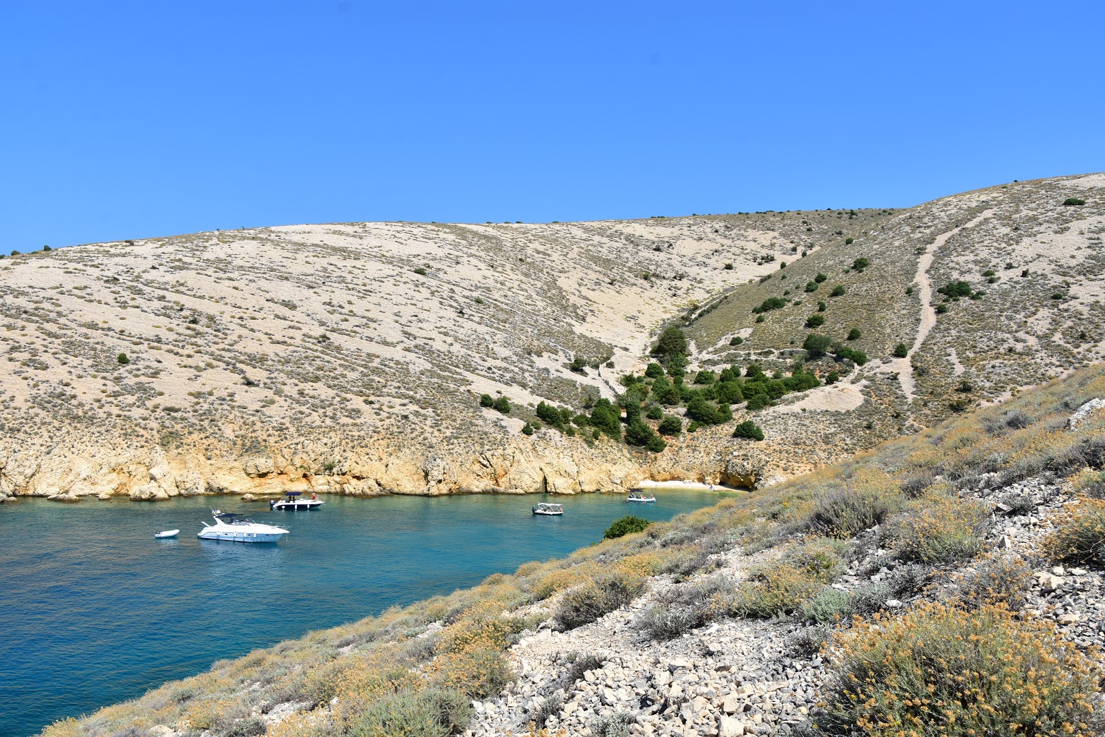 Foto di Uvala Stara Baska II con una superficie del ciottolo leggero