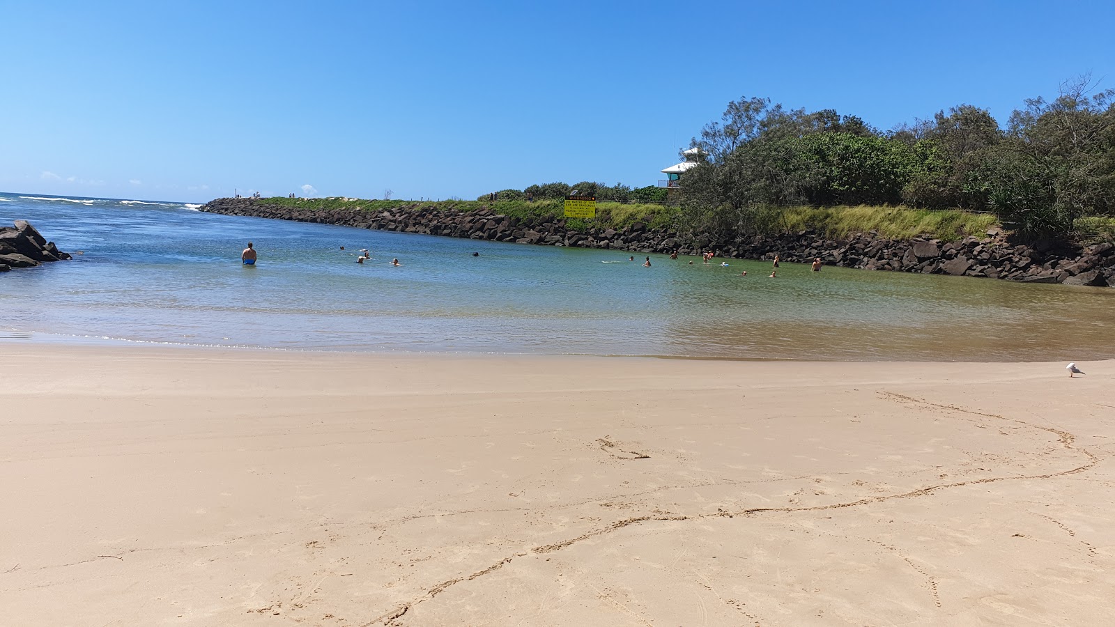 Torakina Beach的照片 带有碧绿色纯水表面