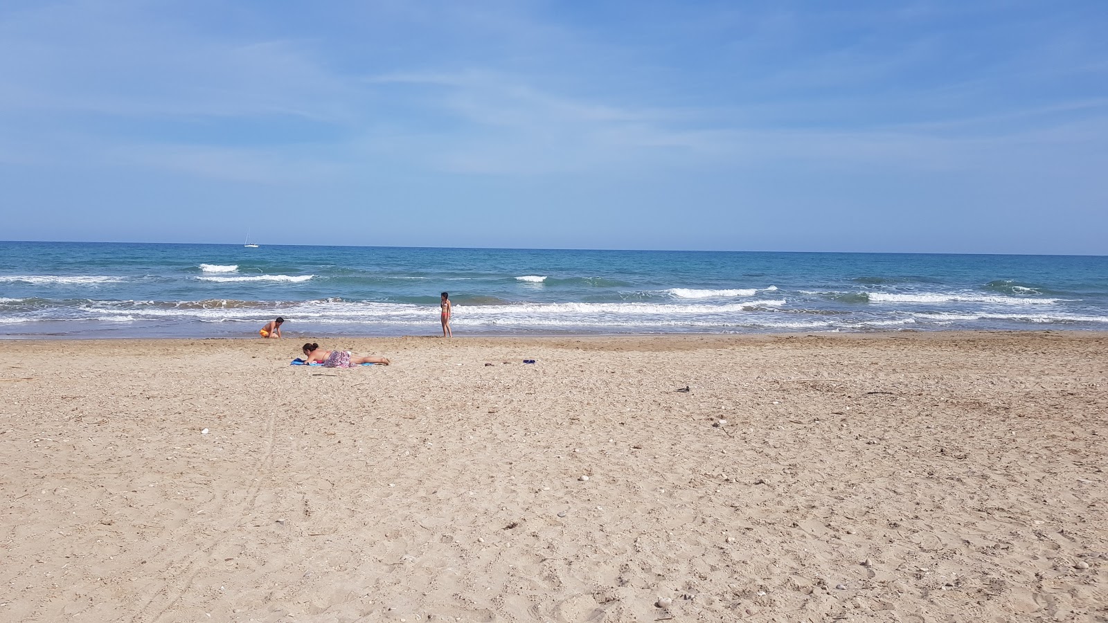 Foto van Platja de Manyetes met groen water oppervlakte