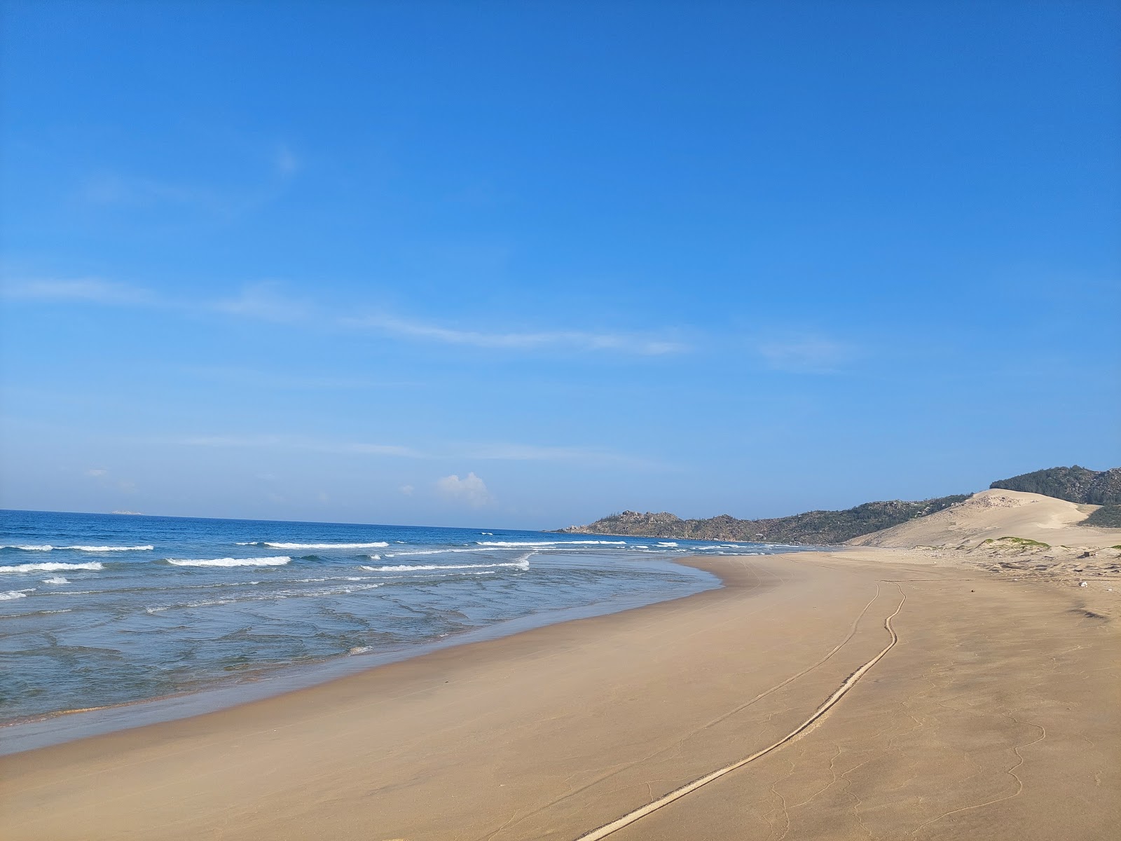 Zdjęcie Vung Boi Beach z powierzchnią jasny piasek