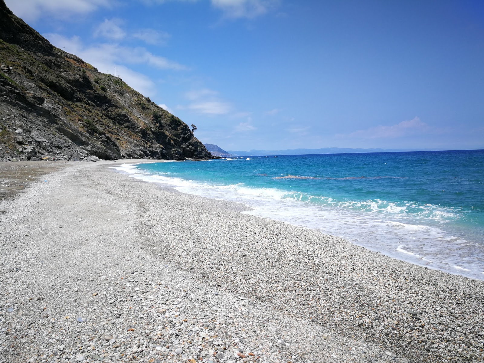 Foto de Kaliani beach com areia de concha brilhante superfície