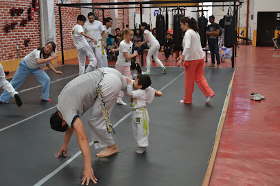 'Lua Vermelha' Escuela de artes marciales Brasileñas