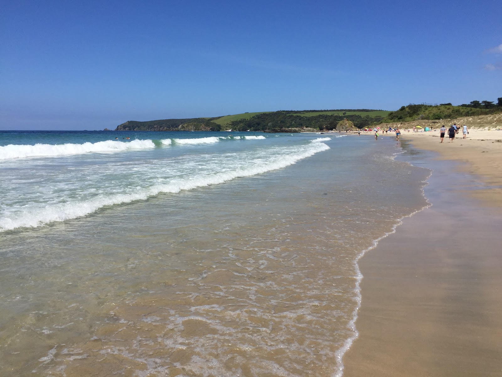 Φωτογραφία του Mona Beach με φωτεινή άμμος επιφάνεια