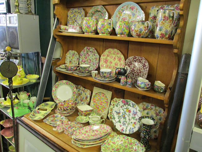 Comments and reviews of Avenue Antiques & Collectables