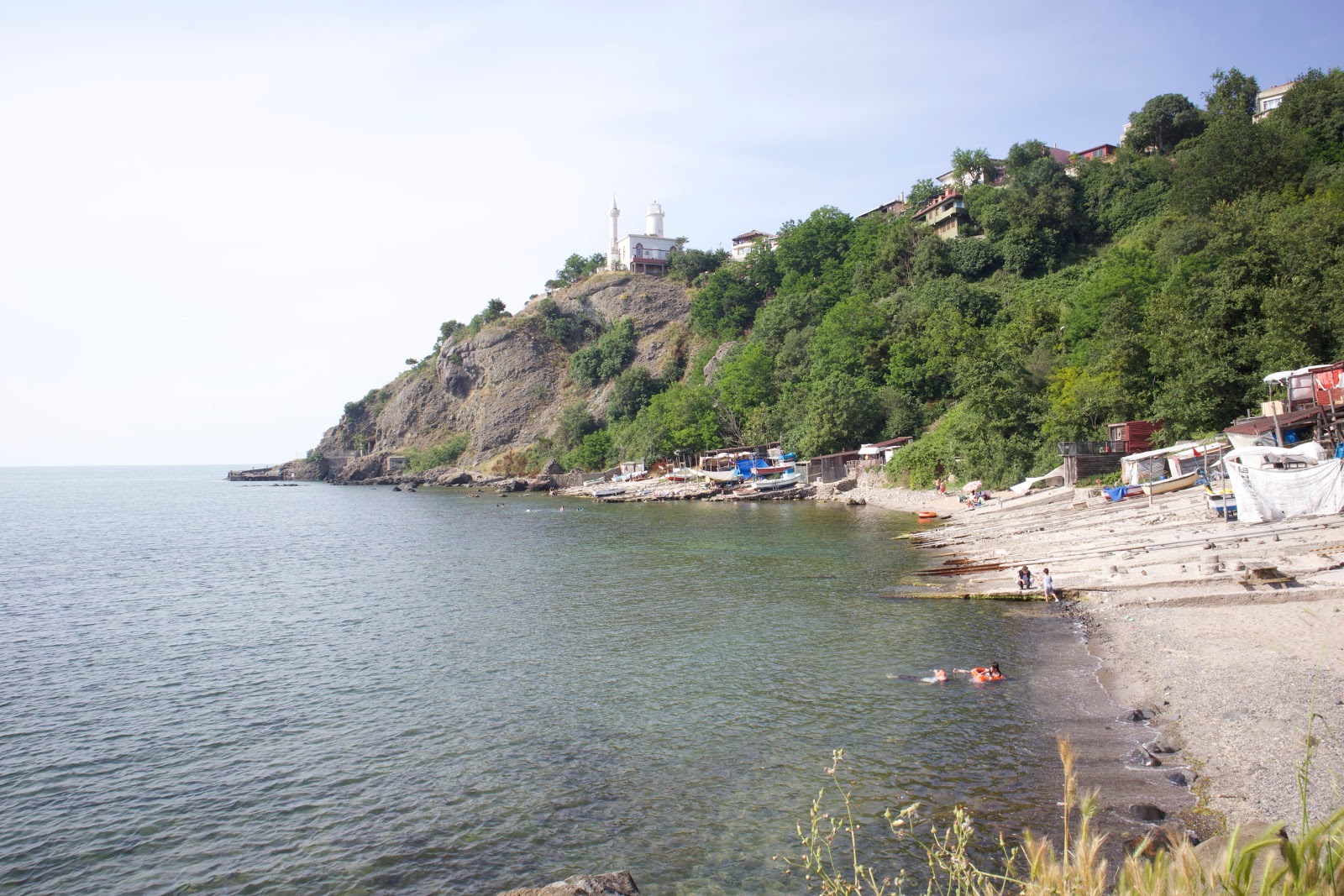 Foto von Anadolufeneri Plaji von Klippen umgeben