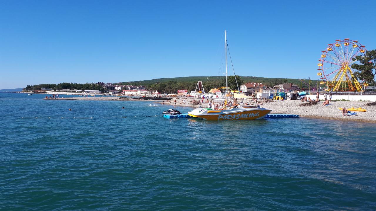 Foto von Beach Divnomorskoe mit lange bucht