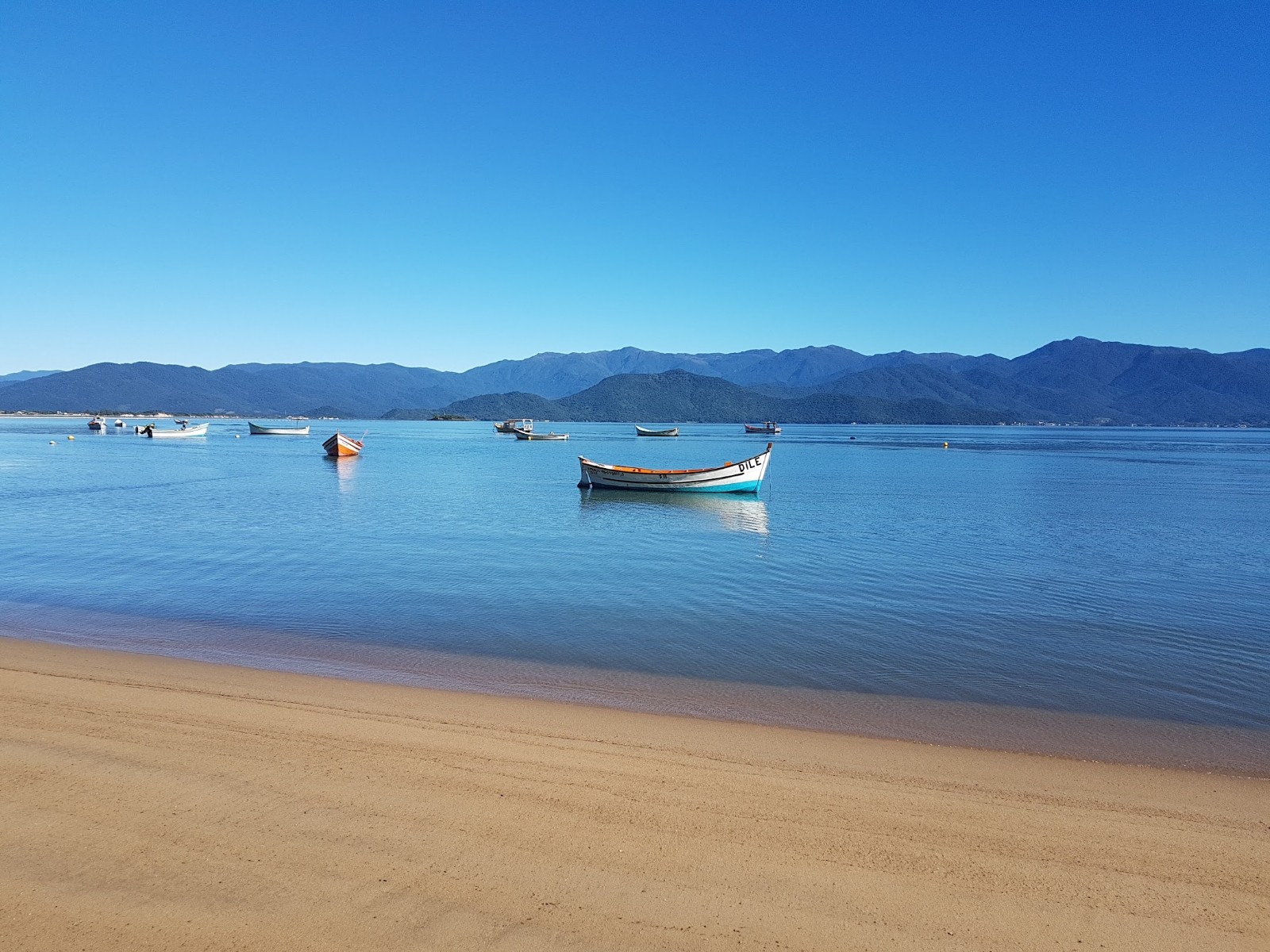 Foto di Caieira da Barra do Sul con una superficie del acqua cristallina