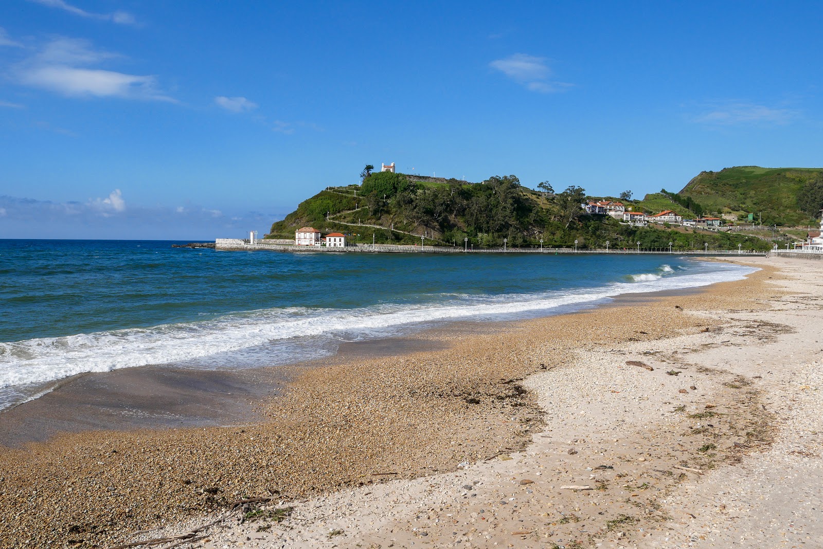 Foto av Ribadesella Strand (Santa Marina Strand) omgiven av klippor