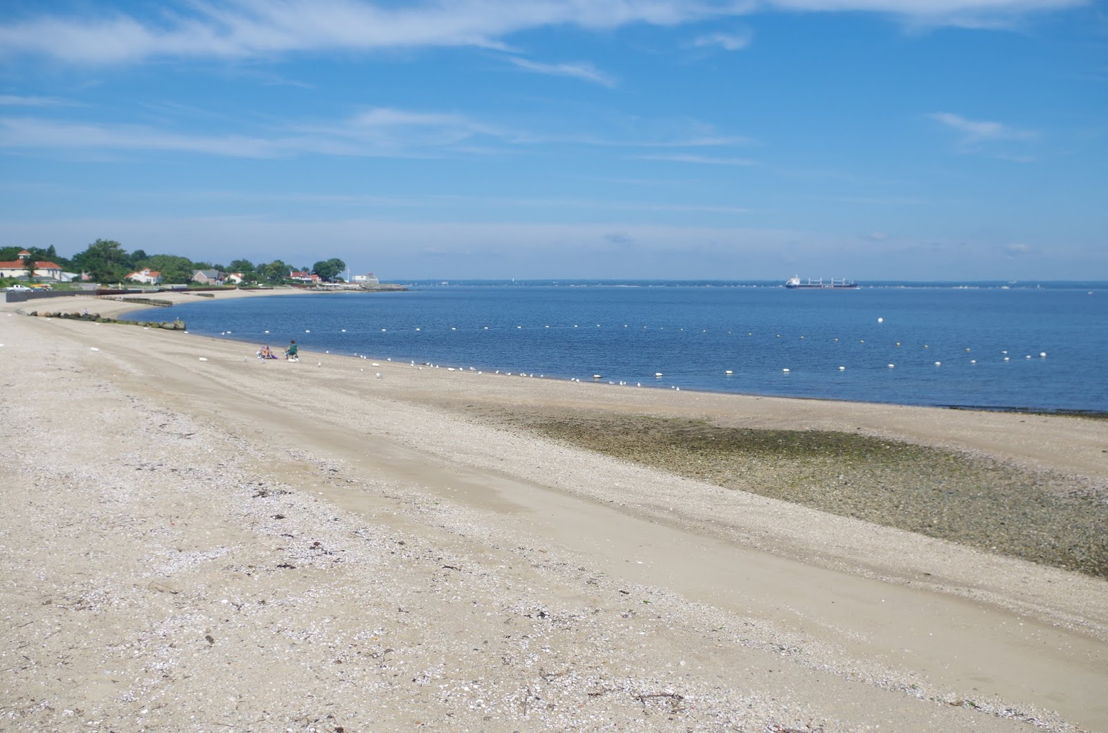 Foto av Pryibil Beach med blått vatten yta