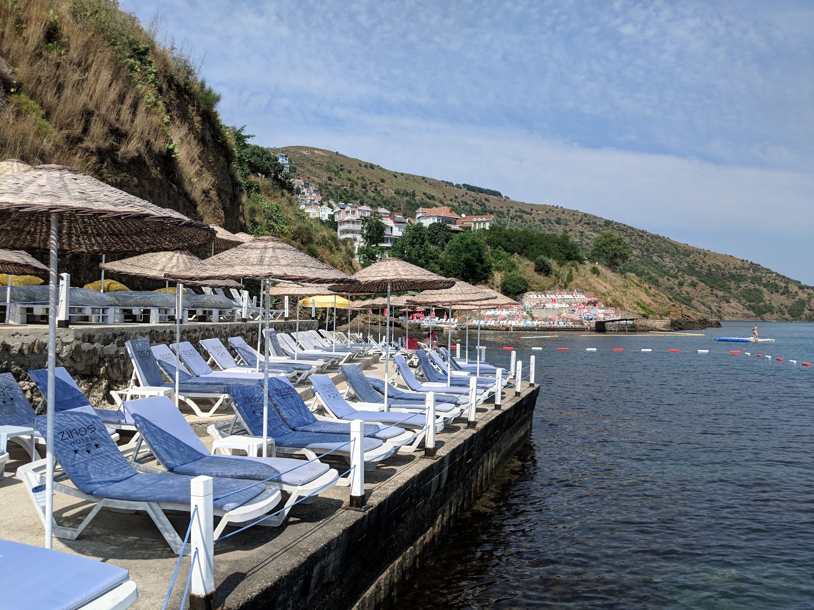 Foto van Zinos Beach met betonbedekking oppervlakte