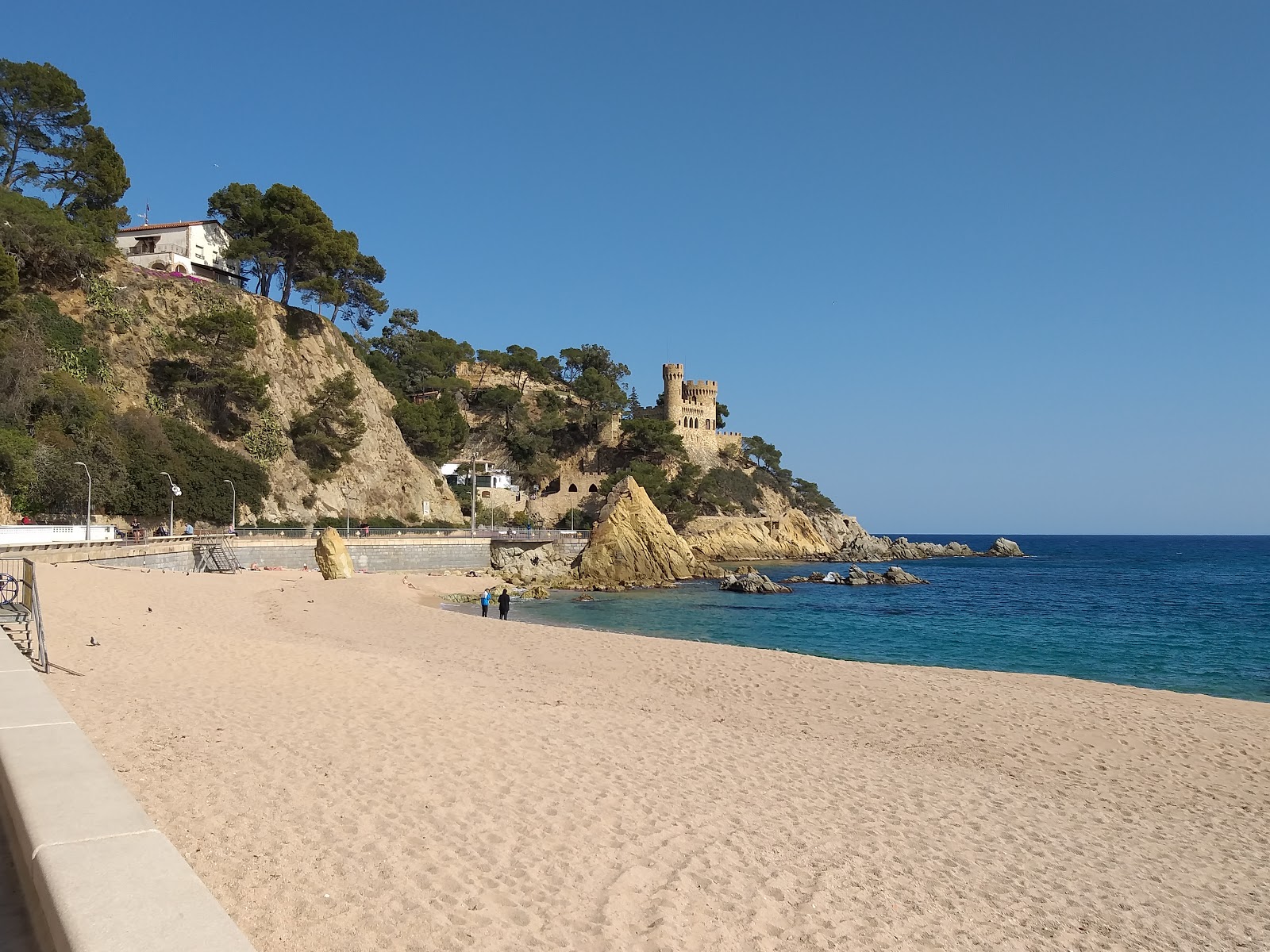 Platja de Lloret de Mar的照片 带有碧绿色纯水表面