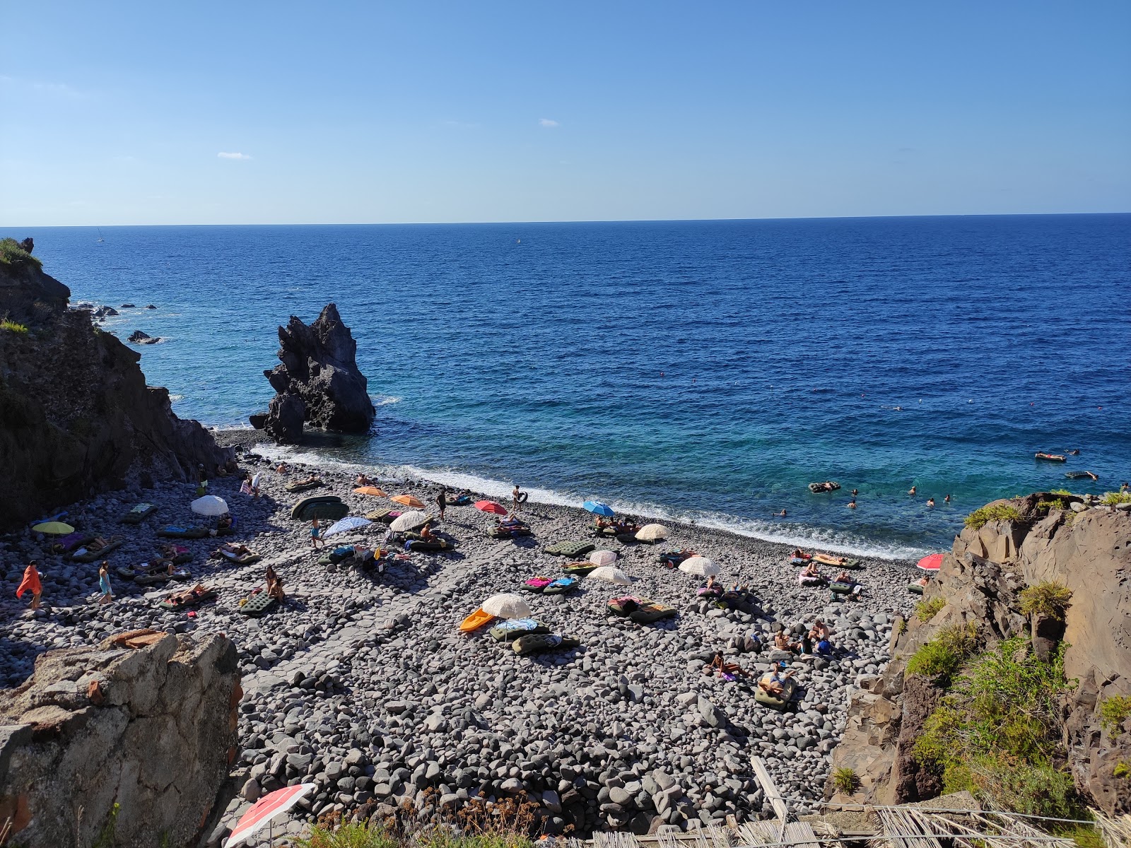 Zdjęcie Scario beach z powierzchnią szary kamyk