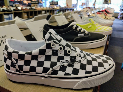 Shoe Store «DSW Designer Shoe Warehouse», reviews and photos, 17158 Redmond Way, Redmond, WA 98052, USA