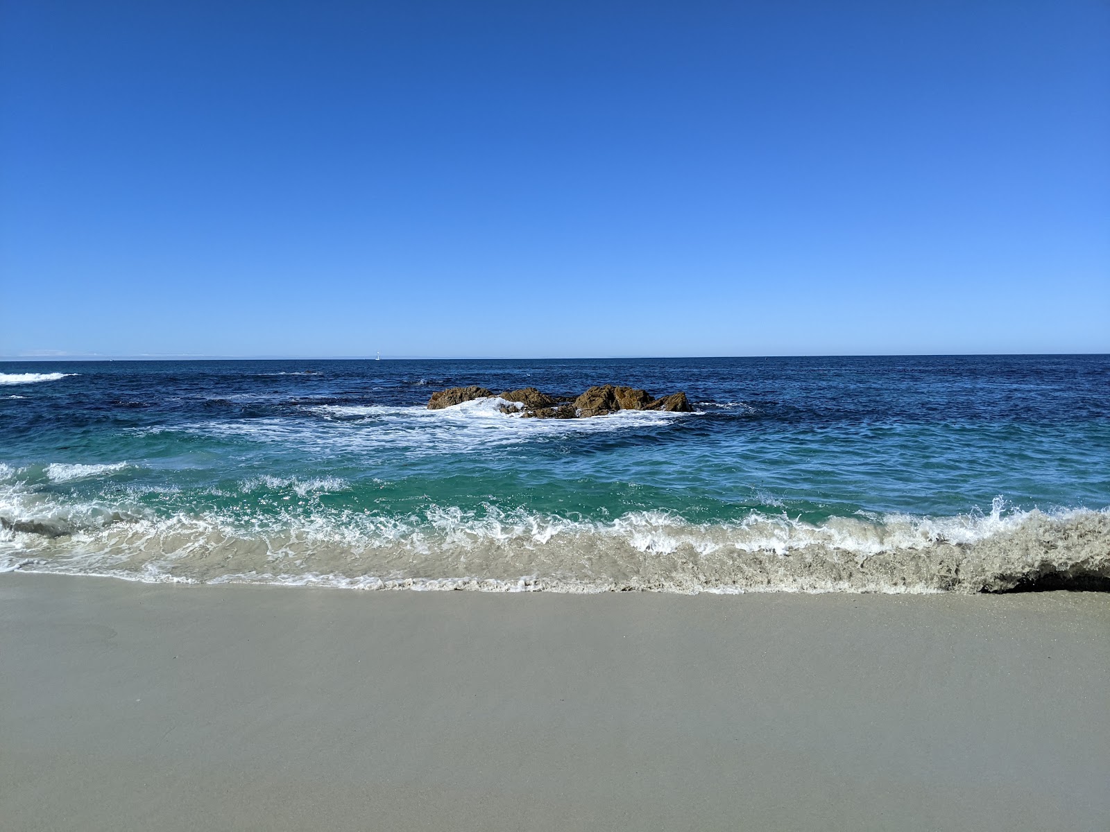 Fotografie cu Granite Beach cu o linie de coastă spațioasă