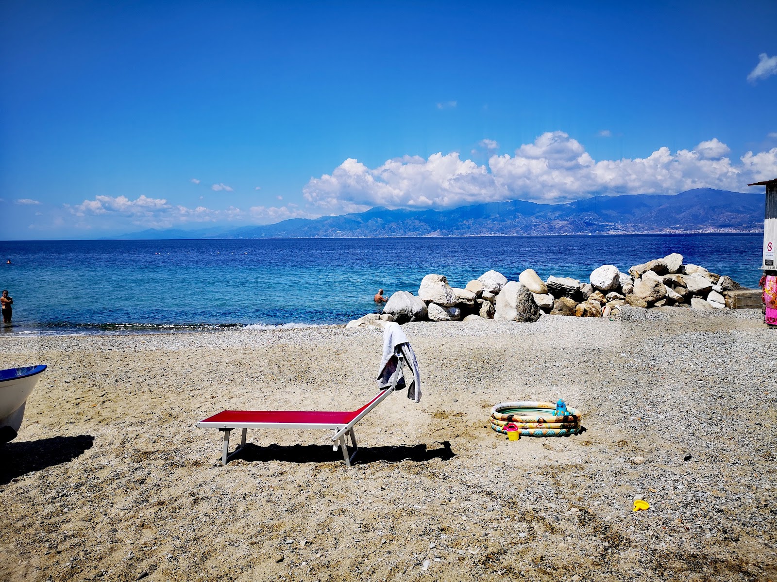 Spiaggia Vecchia Pentimele'in fotoğrafı uçurumlarla desteklenmiş