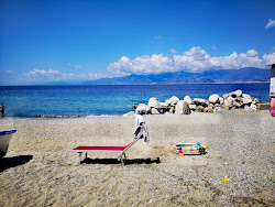Spiaggia Vecchia Pentimele'in fotoğrafı uçurumlarla desteklenmiş