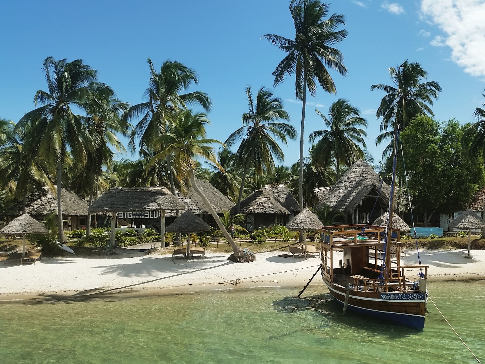 Foto van Mafia Eiland Strand met turquoise puur water oppervlakte