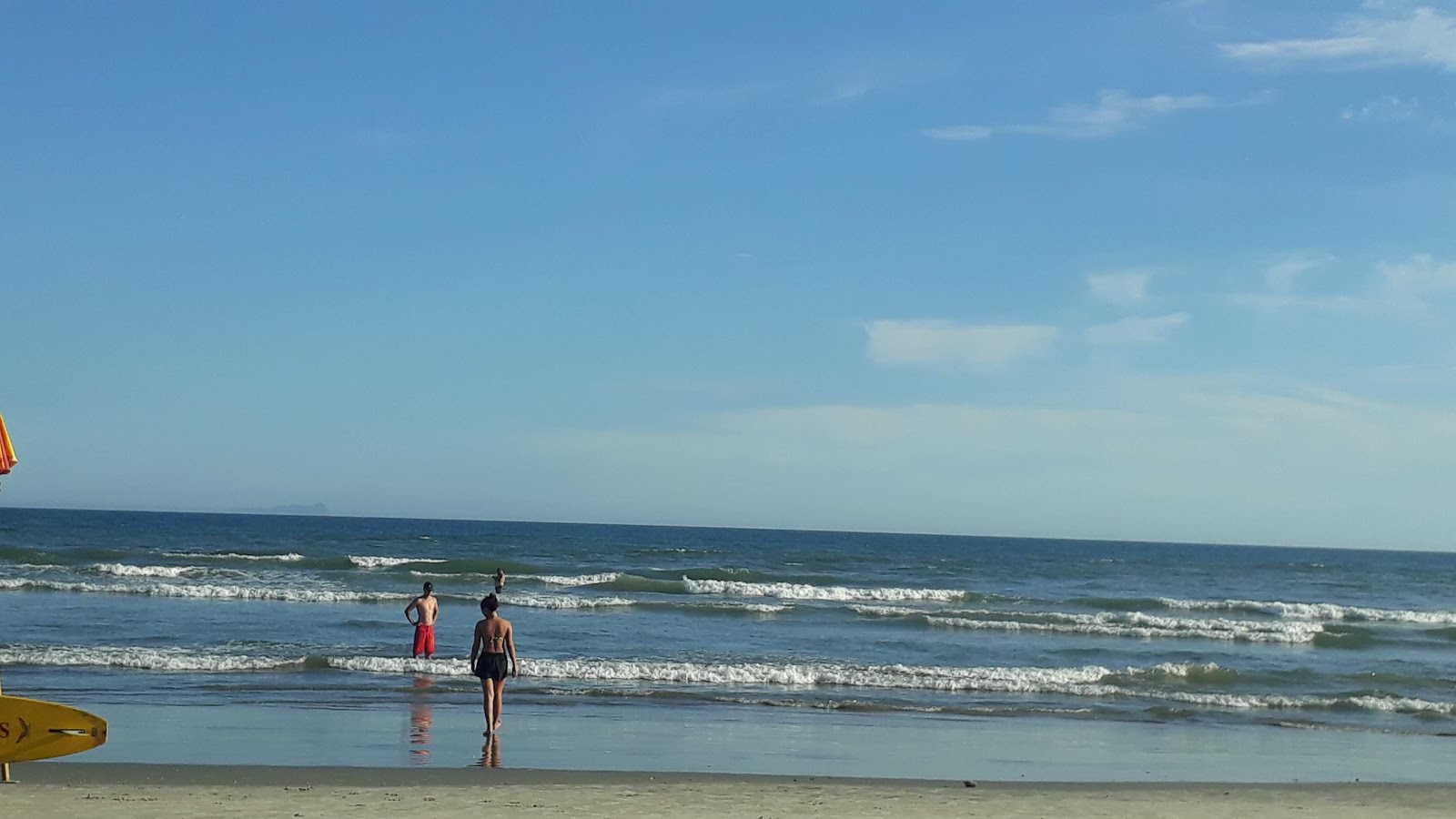 伊塔瓜海滩的照片 带有明亮的细沙表面