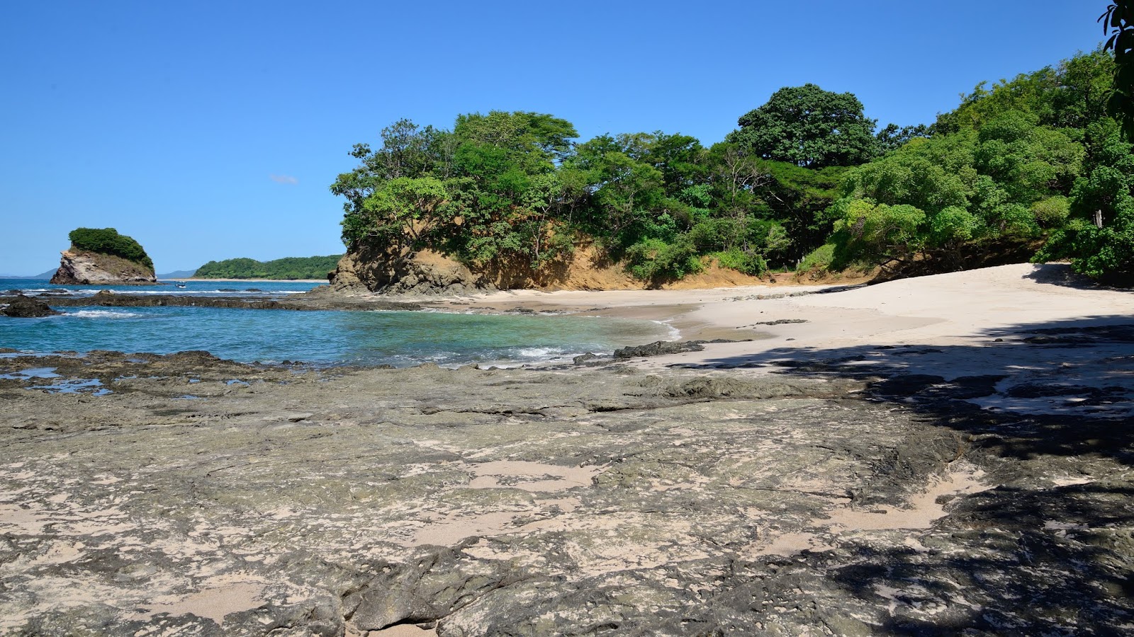 Foto de Playa Roble con arena beige superficie