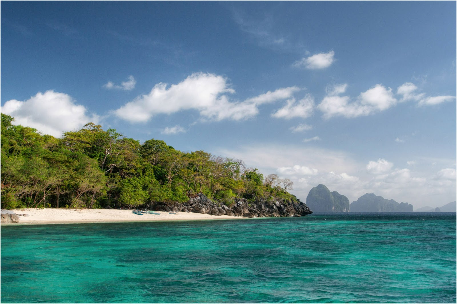 Ipil Beach'in fotoğrafı geniş bir kıyı şeridi ile birlikte
