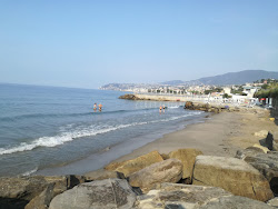 Foto von Spiaggia Tre Ponti von Klippen umgeben