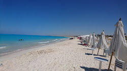 Photo de Matrouh Beach avec rivage droit, long