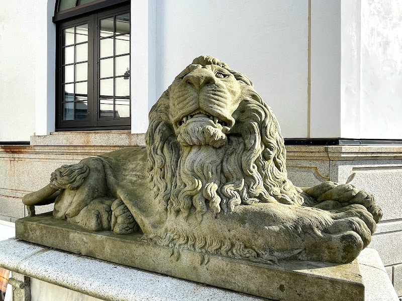 ライオン像のある館(旧直江津銀行)