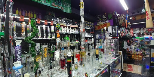 Tobacco Shop «The Hub Smoke Shop & Gifts», reviews and photos, 6410 N Oak Trafficway, Kansas City, MO 64118, USA