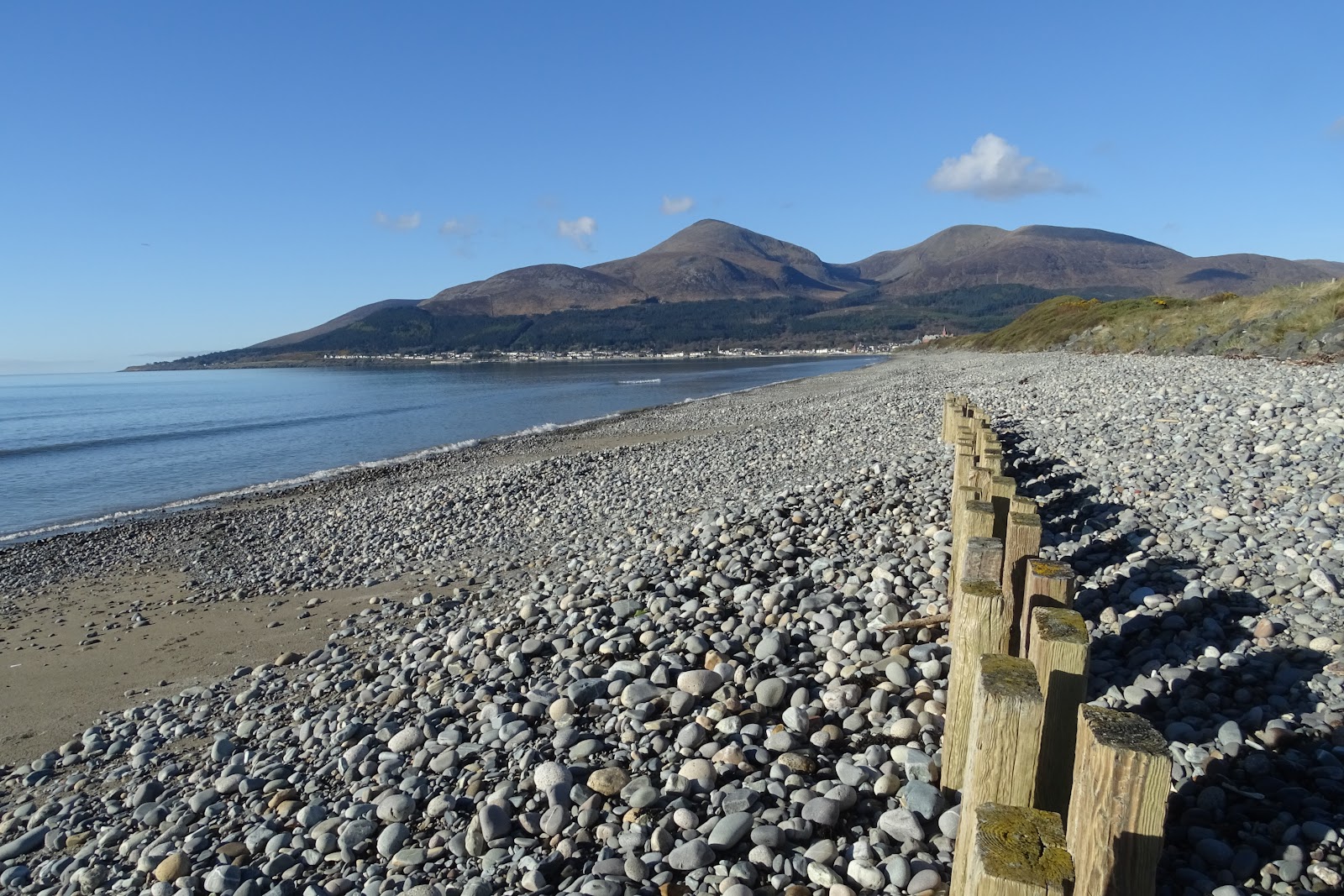 Foto av Murlough strand med harmaa hiekka ja kivi yta