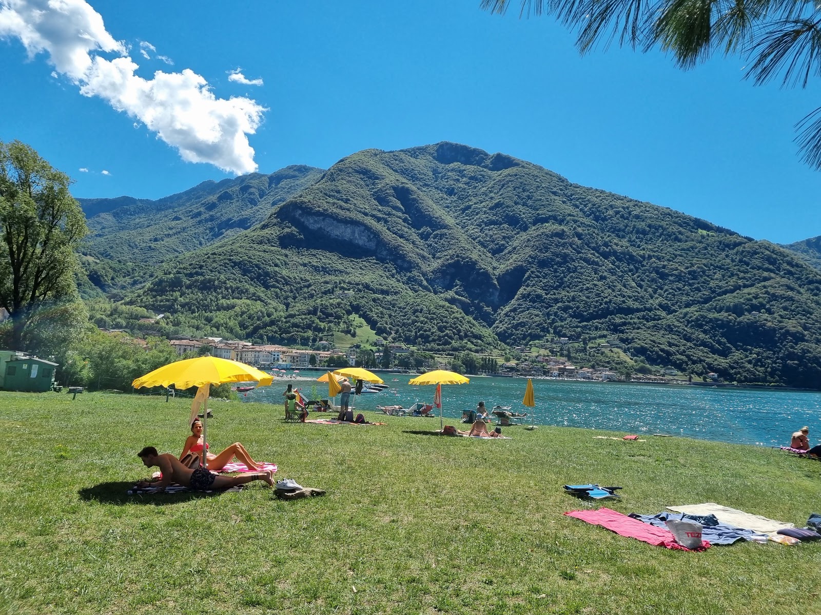 Libera Lido Pisogne Beach'in fotoğrafı düz bir kıyı şeridi ile birlikte