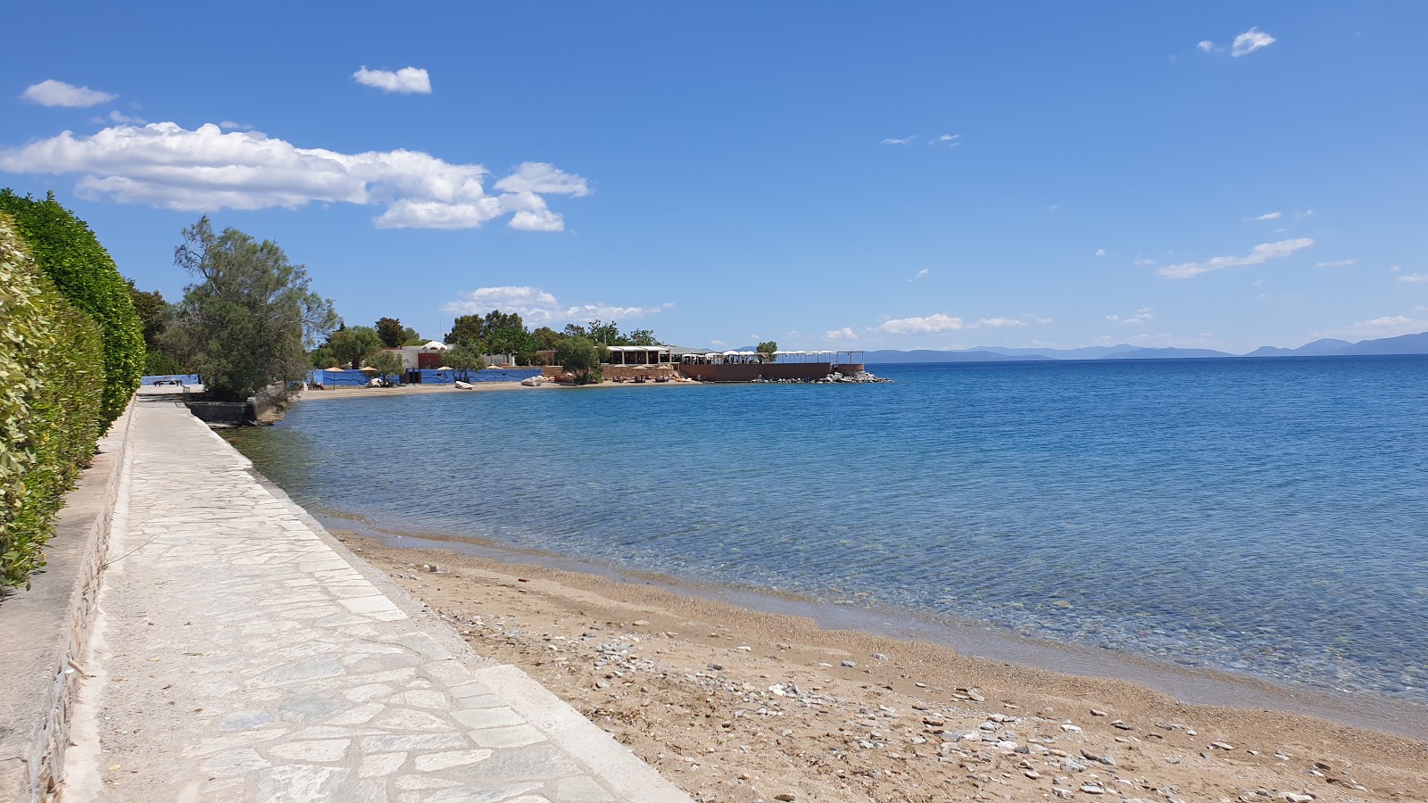 Foto de Anavros mini beach com areia marrom e pedras superfície