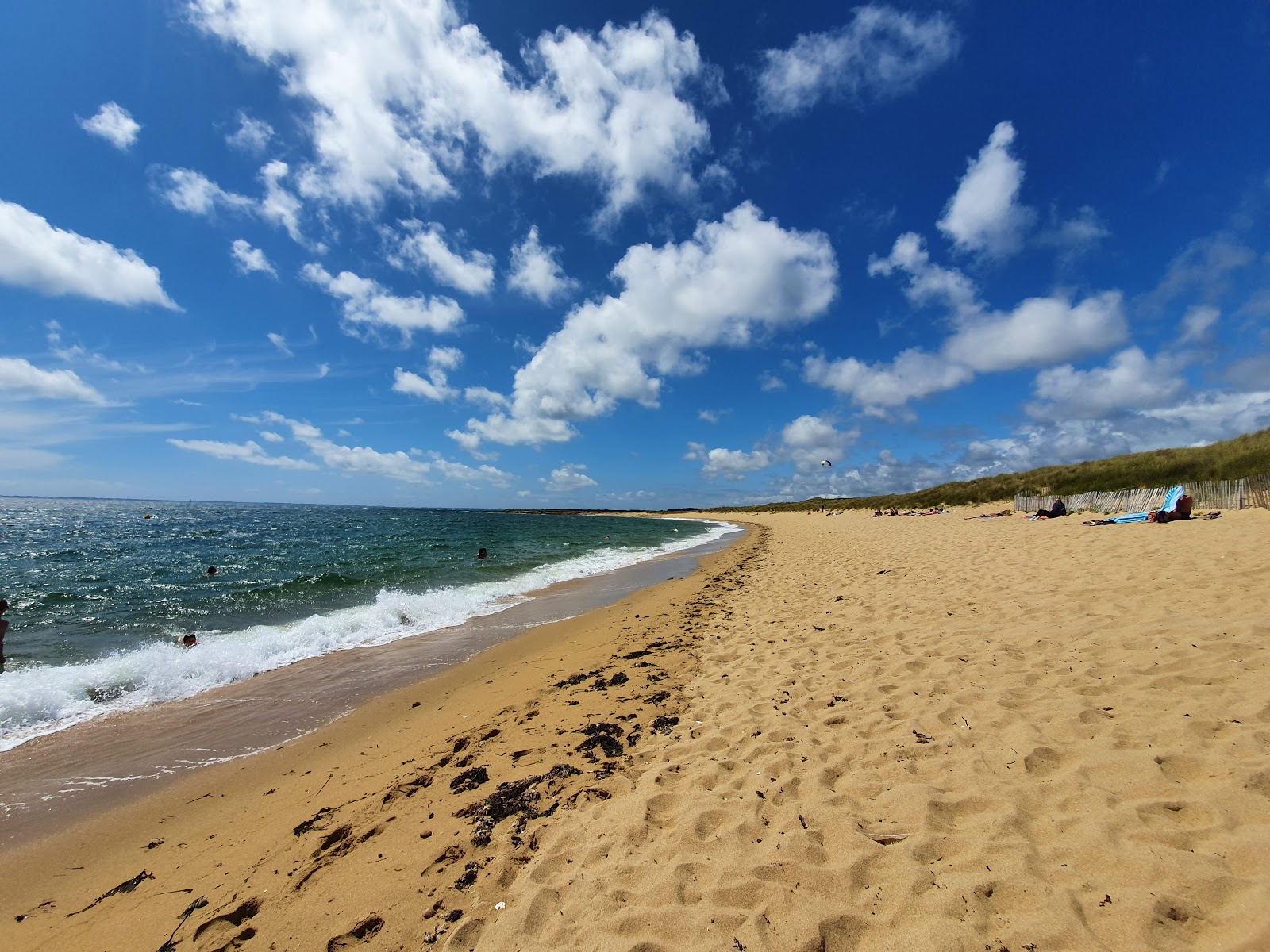 Foto van Plage Saint Pierre met turquoise puur water oppervlakte