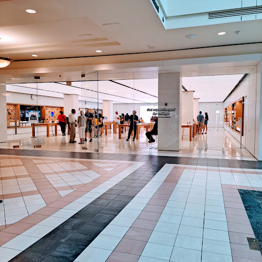 Computer Store «Apple Mayfair», reviews and photos, 2500 N. Mayfair Road, Wauwatosa, WI 53226, USA