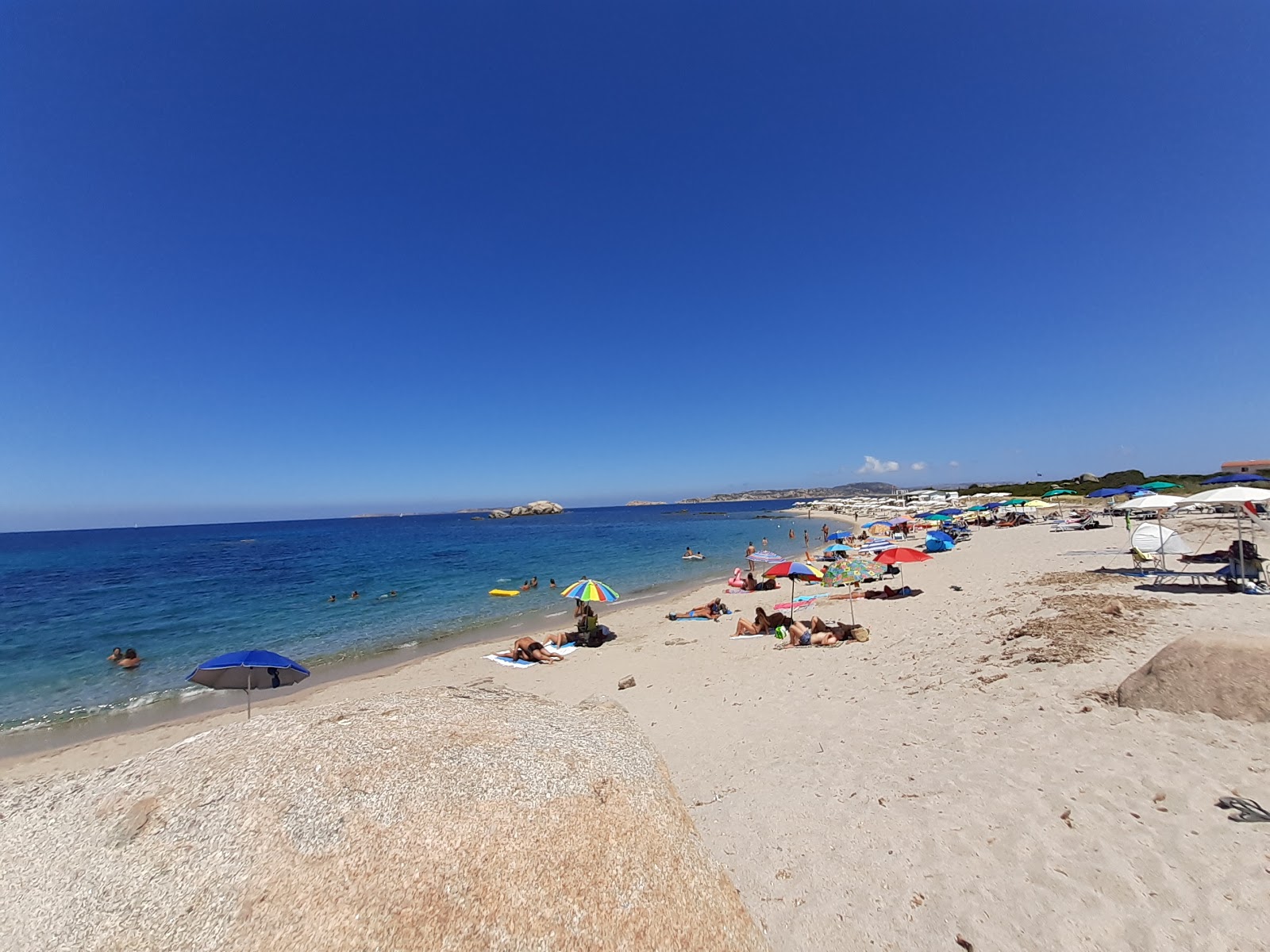 Foto von Spiaggia La Licciola mit mittlere buchten