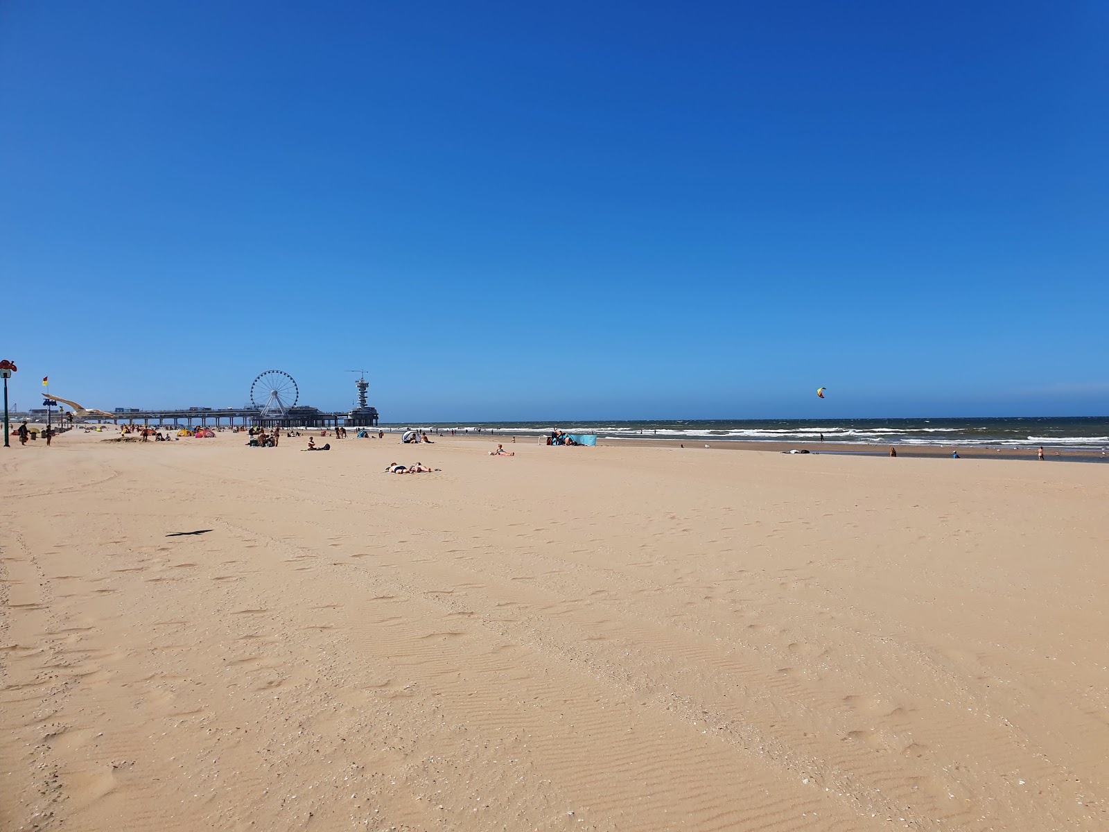 Foto van Het strand met helder zand oppervlakte
