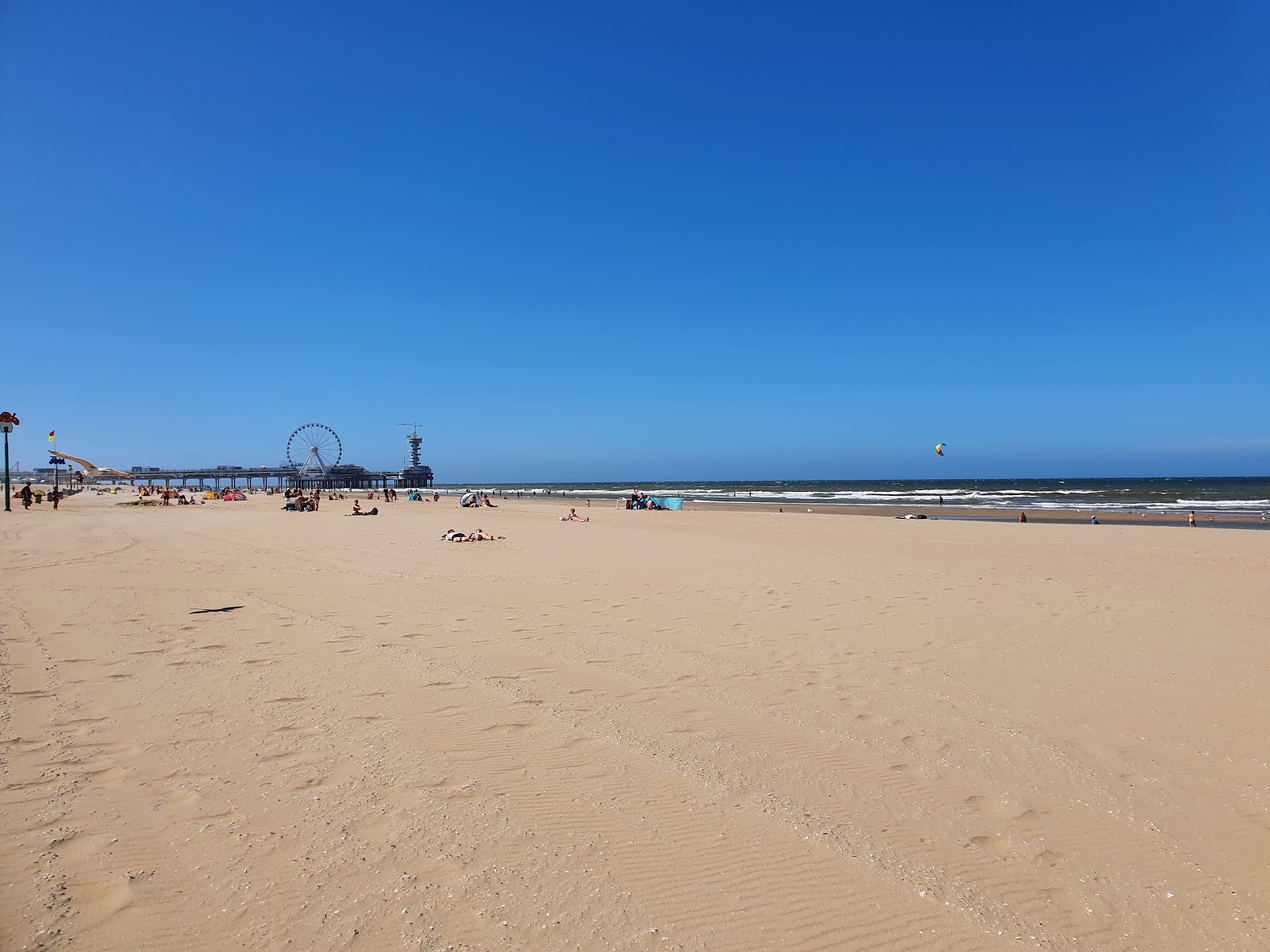 Zdjęcie Scheveningen Nudist Beach z powierzchnią beżowy piasek