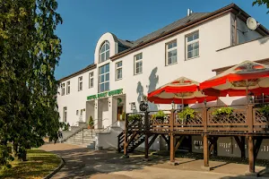 Restauracja i Hotel BIAŁY DOMEK image