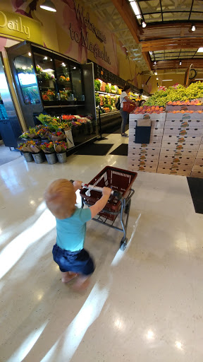 Gourmet Grocery Store «Metropolitan Market Magnolia», reviews and photos, 3830 34th Ave W, Seattle, WA 98199, USA