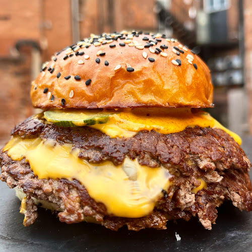 FEED ME BURGERS - Cocktails x Smash Burgers - Derby