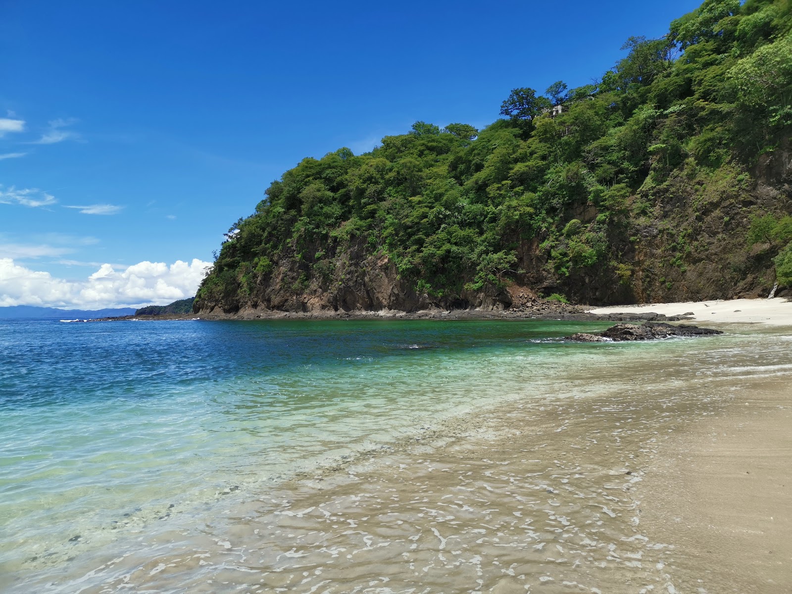 Foto von Virador beach mit feiner beiger sand Oberfläche