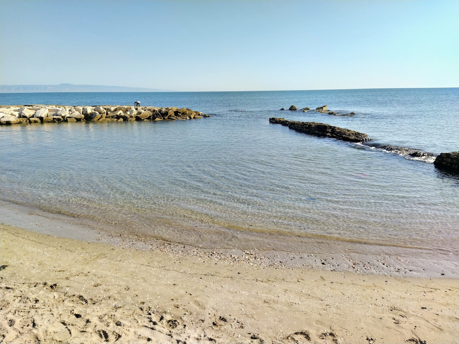 Bikini Beach的照片 带有碧绿色纯水表面
