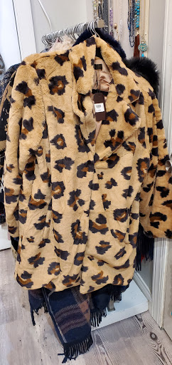 Jewelry Store «Knock Knock Boutique», reviews and photos, 110 W Chocolate Ave, Hershey, PA 17033, USA