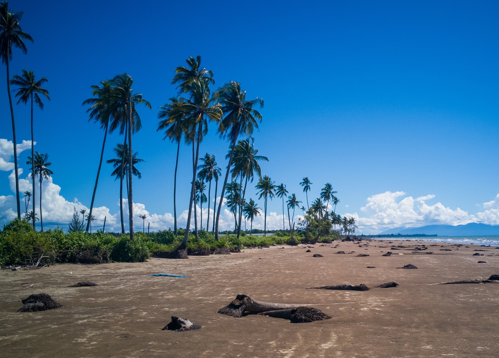 Photo of Golden Beach Trombol with long straight shore