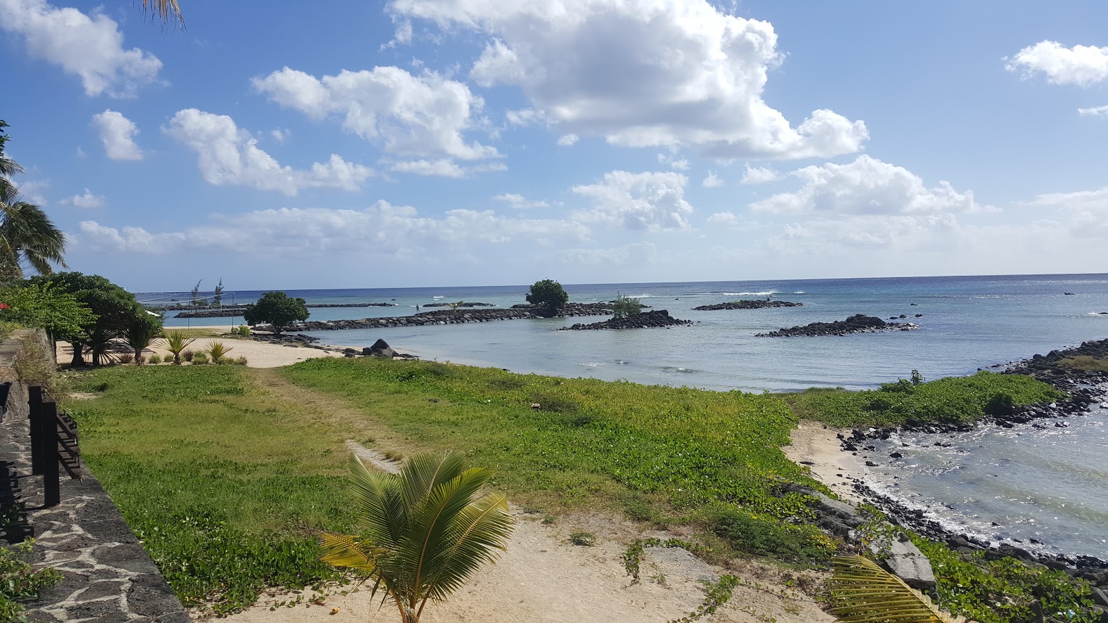 Φωτογραφία του Pointe Aux Biches με φωτεινή άμμος και βράχια επιφάνεια