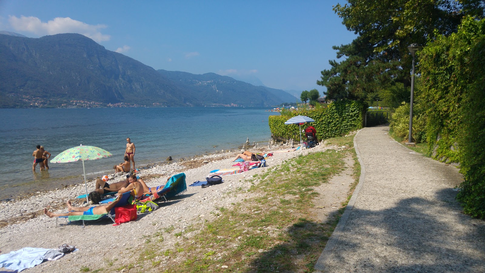 Foto von Spiaggia Ulisse Guzzi von Klippen umgeben