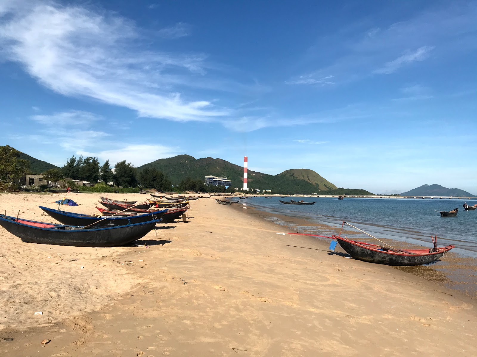 Photo de Hai Phong Beach avec sable lumineux de surface