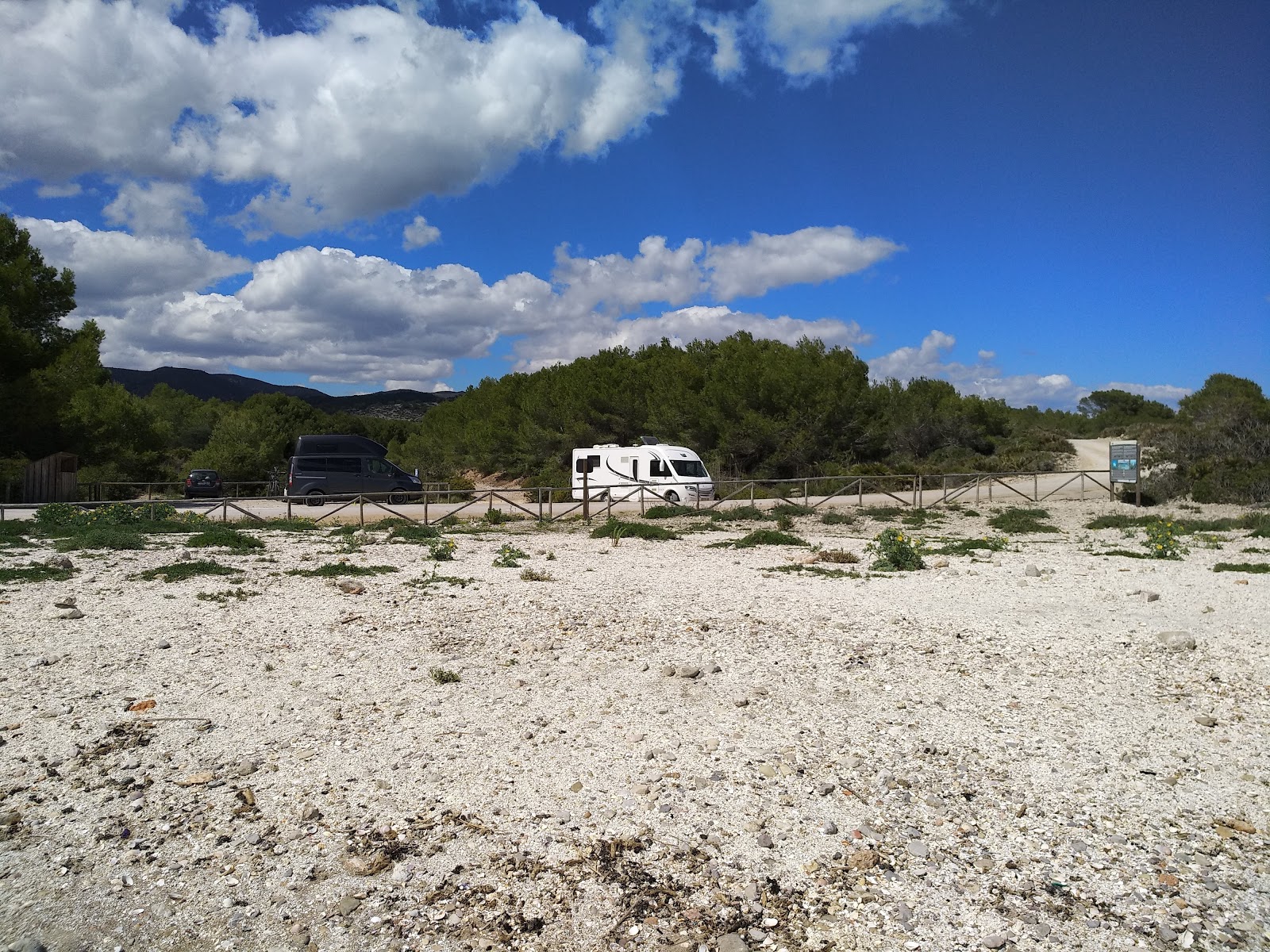 Fotografie cu Platja d'Irta cu nivelul de curățenie înalt